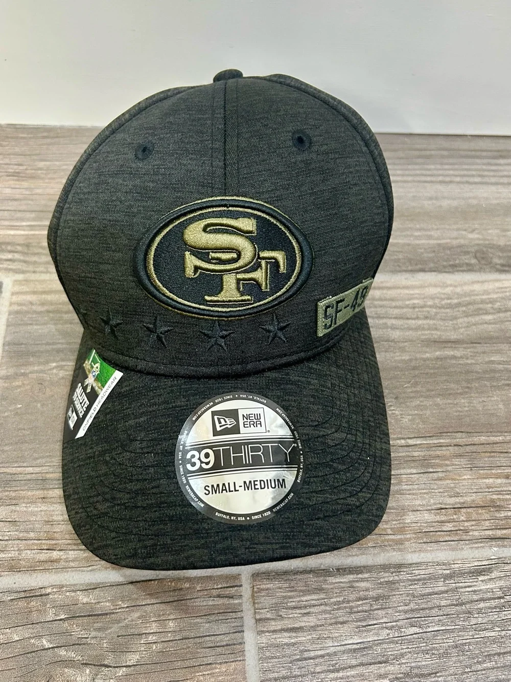 NWT New Era San Francisco 49ers 2020 Salute to Service 39THIRTY Flex Hat S/M